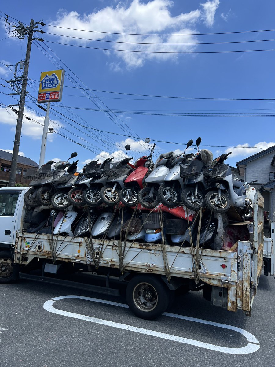 mugarage5cm's tweet photo. 車体は先に渡すので乗っててください

【お支払いは分割で財布に優しい❤️‍🔥】

という当店は車体が無くなるので又バイクを買って仕入れることもできるし置き場所も確保できます！

お客様は先に乗って支払いは1ヶ月ごとなので安心！

インスタ貼っておきますのでインスタの方でもご連絡ください😙

インスタが在庫表になっております😊

相模原工場
https://t.co/xRrMbPXeHH…

小平店
https://t.co/85x1Qcdofz…

👌お支払い方法💰
現金一括
クレジットカード
paypay qr決済等
自社分割

🔴自社分割の例
5/31 15000円
6/30 15000円
7/31 15000円

合計45000円
このように3回分割でお支払いできます。
詳細はメッセージにて😊

🙃車両は現状販売となります。
50ccスクーターは別途22000円で
2ヶ月 又は 走行2000キロ走行
早く達した方が保証範囲です
消耗品チェックやタイヤ交換などの細かい説明があるのでお問い合わせ頂ければ説明致します。

2店舗あります。

住所
小平店 最寄り駅 西武新宿線 小平駅
東京都小平市仲町425-1 

相模原工場 最寄り駅 JR相模線 南橋本駅
神奈川県相模原市中央区南橋本4-4-14

引渡し
配送
(何県何市かにより値段が変動します) 
ご希望場所まで配送
お支払いは現金手渡しで大丈夫です。
その後役所にお渡しする販売証明。を持って行っていただきナンバーを取得してください。
※遠方の方は配達業者様に頼むので先振込になる場合もあります。 

◎現車確認をされる方で乗って帰るパターン
現金手渡しや自社分割 クレカ決済の場合 
・当店まで来てもらい現車確認した後、現金手渡しで代金をお支払いいただく。 
分割の場合は別途書類の記載があります。

・お支払い後その場で販売証明のお渡し
・書類を持ってお客様のお住いの役所でナンバーを発行等をしてナンバー持参でもう一度来てもらう 
・ナンバーをつけて帰る 

現車確認無しのパターン
インスタの在庫表から車体を選ぶ
この車両！と決まればPDFで書類送ります
役所でナンバー取得後、引取り

上記三つの方法があります。乗って帰る際は、自己責任でお願いいたします。 
基本的、乗って帰る方は自賠責保険の加入が必要になります。

記録簿を付けてますのでご覧下さい。

🔴どこまで手を入れてる？
車体は走る、曲がる、止まる、だけでなく灯火類とタイヤ等もチェックして必要な物は交換するようにしています。 

試走ナンバーを付けて2キロほど試走後、
記録簿を付けてから写真撮影をして在庫にしてます。

そのため弊社では試走ナンバーを付けて実際に公道を時間をかけて試走しています。良くある敷地内試走だけの車両とは違い、長く走る事で問題点を見つけ、整備スタッフとは別のスタッフも試乗して最低2人が乗った上での在庫掲載となります。
場合によっては部品交換を行なっております。 

良かったら1度見に来て下さい。
一つ一つご説明、ご案内させていただきます。 

納車は当日にでも可能です☺️
お支払いは分割、月末にお支払いなど給料日に合わせてお支払いで構いません！

１ヶ月で80~100台以上販売実績があります😄

🆕カード決済可能になりました🆕
クレジットカード、電子マネー等の決済承ります！また当店の分割制度は3回までですがクレジットカードでの分割は36回まで対応出来るのでご希望の方はお申し付けください🥹

車体代とは他に別途かかる費用としては、道路を走るために必要な【自賠責保険】です！
もちろん当店で加入できます⭕️

引渡しですが、PDFで書類を送付するので役所で登録後にきてもらえれば即日納車可能です👍

分からないことあればお問い合わせください😄