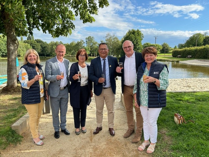 🫠 Plaisir de partager la joie des élus locaux des Hauts d'Anjou pour l'inauguration de l’espace de loisirs Auguste Marchand et du théâtre de verdure de Marigné.
👌 Une réalisation de fort belle facture qui s'inscrit  parfaitement dans ce joli site !