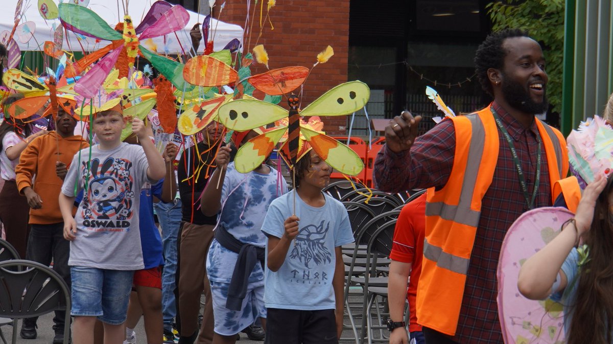AlbionPrimary's tweet photo. Our annual Albion Carnival brightened up Rotherhithe as the children went on their parade while dancing and singing. It ended with a performance of music, dance and singing. #APSCreativity https://t.co/IIUTntfNFh