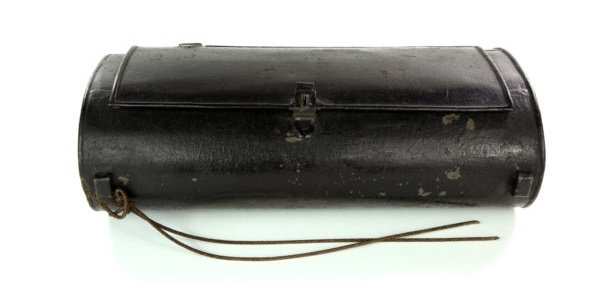 talloaksfrom's tweet photo. Just published in English, a history of the #vasculum. It includes the vasculum used by Charles Darwin on the voyage of the Beagle, which is now in the collection of the @LinneanSociety 

Buy the book through https://t.co/8rRrBvDL3d https://t.co/R3ybTa0VgM
