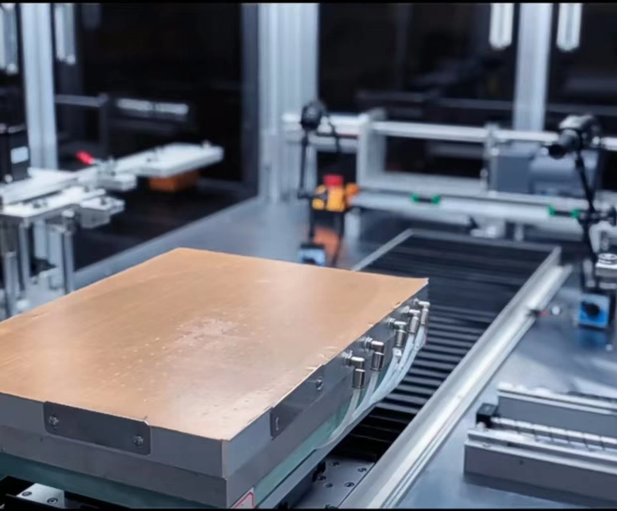 BOE have ordered three of our heated wire cutting machines due to the need to expand their production line! We are grateful for the recognition and preference of our screen refurbishment machines by world-renowned LCD manufacturers.