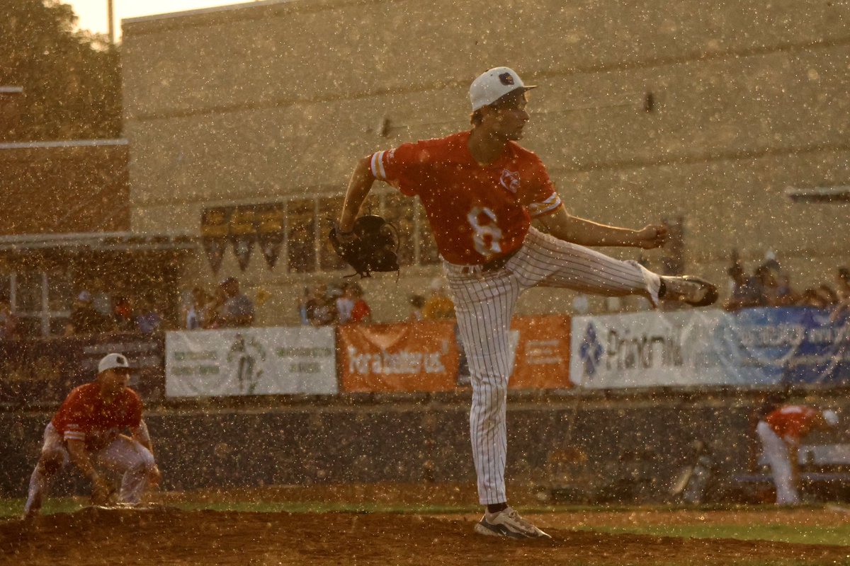This is what the Swifties like to call a rain show. 🌧️ ☔️

#RollGrowl // #SwiftiePitch