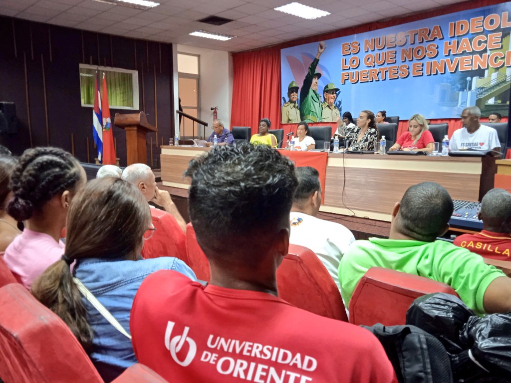 AHORA| Con la presencia de @MeyvisEstevez, primera secretaria de la <a href="/UJCdeCuba/">UJC de Cuba</a>, se debate en #SantiagoDeCuba, la estrategia de fortalecimiento integral de la UJC, las organizaciones estudiantiles y los movimientos juveniles.
#CubaEnModoVictoria