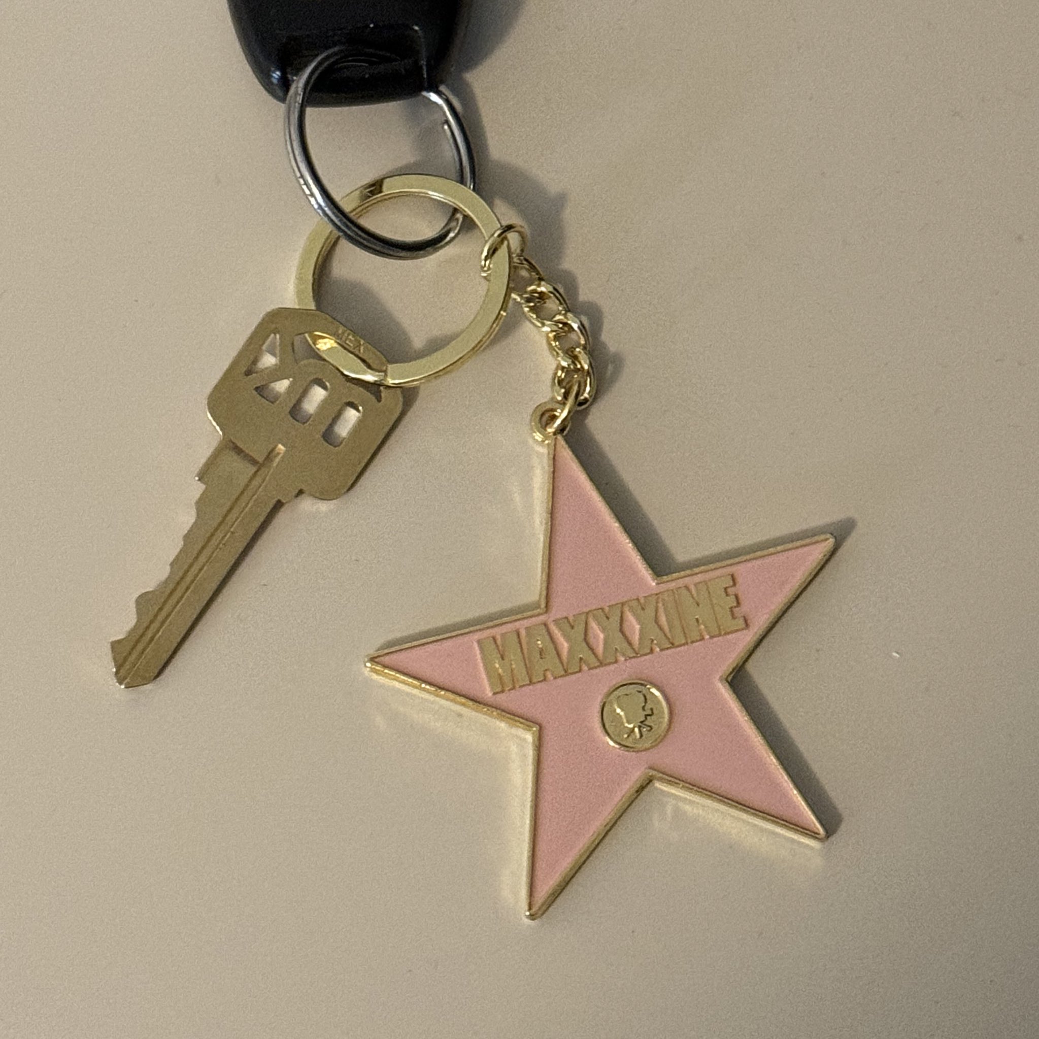 マキシーン　MAXXXINE キーホルダー　A24 Amazon.co.jp: A24 MaXXXine Hollywood Star Keychain : おもちゃ