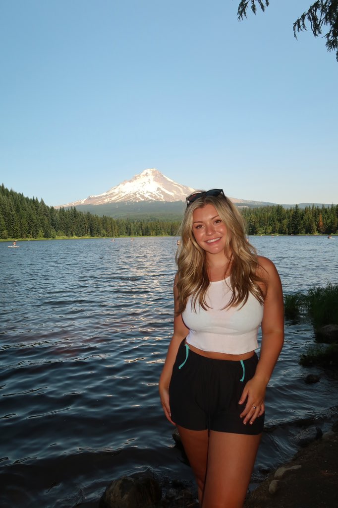 brookeab's tweet photo. summer is summering 🗻🤍 https://t.co/bB46aEJPqp