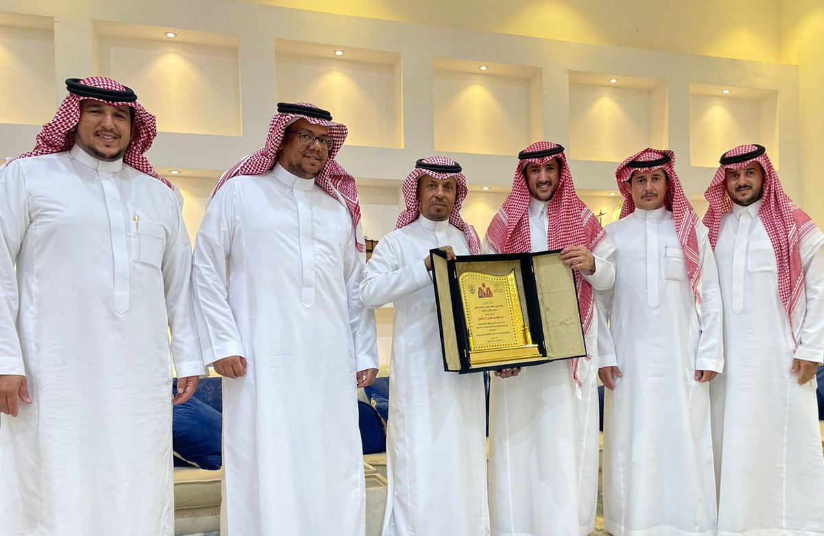 قامت إدارة نادي الأنوار بزيارة  
لأبناء إبراهيم بن فيصل آل عثمان رحمه الله 
في مزرعتهم بالفرعة حيث تم منحهم درعاً تذكارياً تقديراً لدعمهم ومساهمتهم الفاعلة في تحقيق الصعود لمصاف الدرجة الثانية ووصافة الدرجة الثالثة للموسم الرياضي 2024/2023 م وقدم رئيس النادي شكره وتقديره لهم على