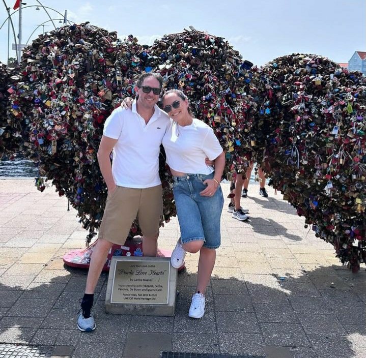 NubiaOliiver's tweet photo. Corações trancados hoje sempre e para sempre #hsps #eueele @fjfsrsilva #shrekeburroparasempre 
#ferias 
#curacao 
#pundaloveheart 
#nubiaoliiver 
#nubiaoliiveroficial 
#oficialnubiaoliiver
#nubia #oliiver https://t.co/mBVOfmPiel
