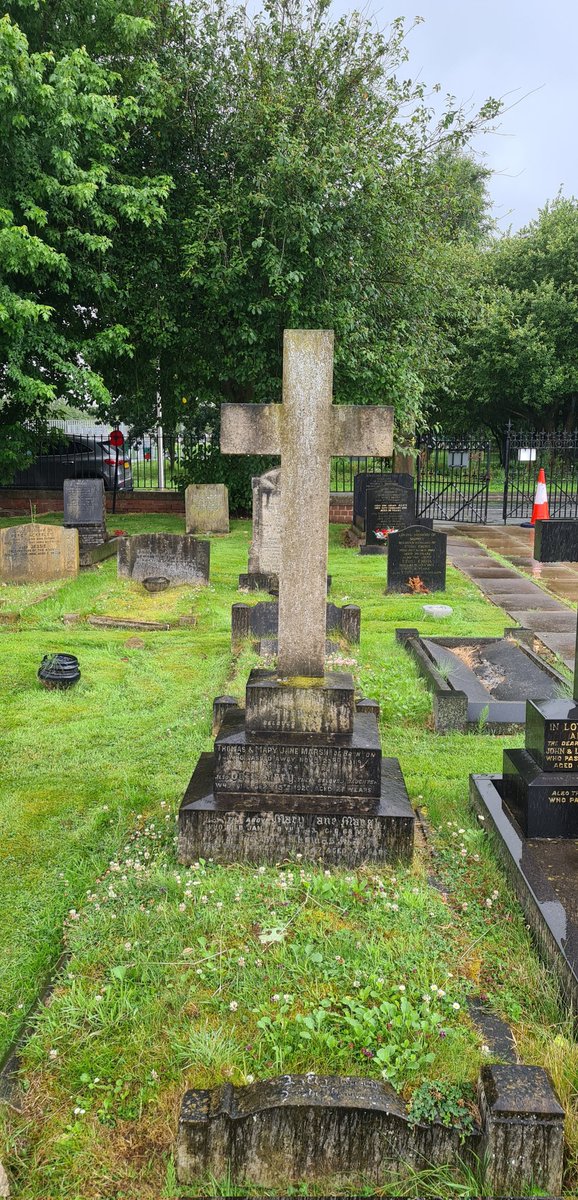 InscriptionsWw1's tweet photo. #RememberedHere
#BarntonCemetery #Barnton #Cheshire
#WW1 #LestWeForget
More photos via https://t.co/7hvykiPkr3
#wewillrememberthem #fww #warmememorials #memorials #greatwar #westernfront #wargraves #taphophile #firstworldwar #InscriptionsWW1 https://t.co/eGc49c816X