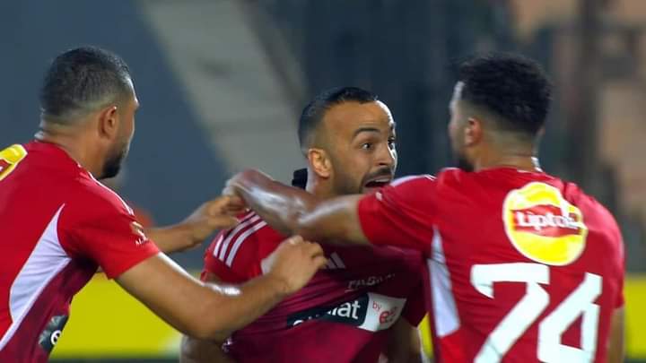 AlaabyAhmed's tweet photo. #يلا_يا_اهلي مش صعبان عليا غير جمهور الزمالك راح يشجع بيراميدز قام قفشه ادالهم قاضيه تانيه في نفس الوقت وبنفس الطريقه😂😂 https://t.co/49ToNB2bMB