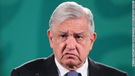 bereaguilarv's tweet photo. ¿Que qué hizo López para ofender a Xóchitl? 
¿Quién se burló de Xóchitl porque vendía gelatinas? ¿Quién usó la mañanera para dudar de su origen indígena? ¿Quién la llamó “la señora X” en forma despectiva primero y después para evitar que el INE lo sancionara? ¿Quién exhibió sus datos privados como todo lo relacionado con sus empresas? ¿Quién subió el nombre de sus clientes? Es un infeliz cinicazo que se cree el dueño absoluto de la verdad.