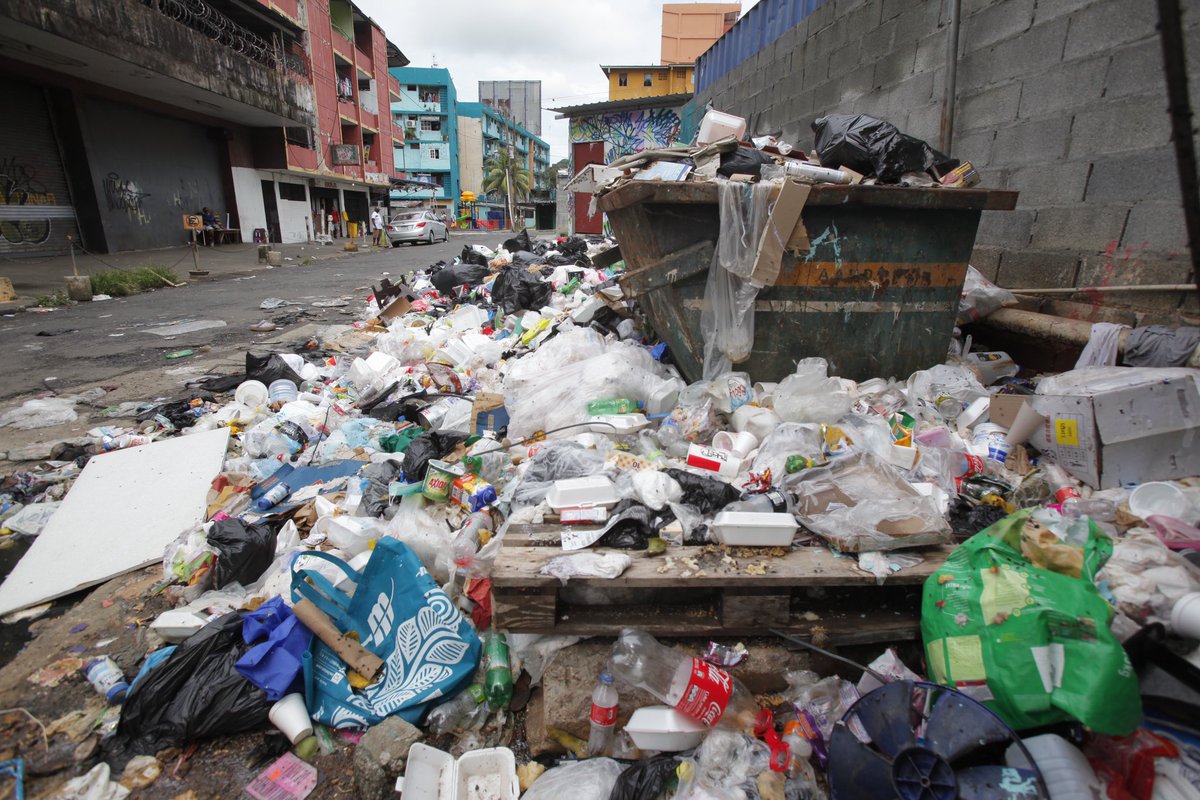 Tacobell_Loverx's tweet photo. El PRD trabaja así: 

Te dejo hacer lo que te dé la gana y estar aquí sin ningún costo 

Pero yo a cambio me deslindo de mi deber como autoridad de brindarte lo mínimo: Recolección de basura, mantenimiento de alcantarilla, seguridad, luz eléctrica 

Y el resultado se ve así 👇 https://t.co/Qt1o7FacmZ