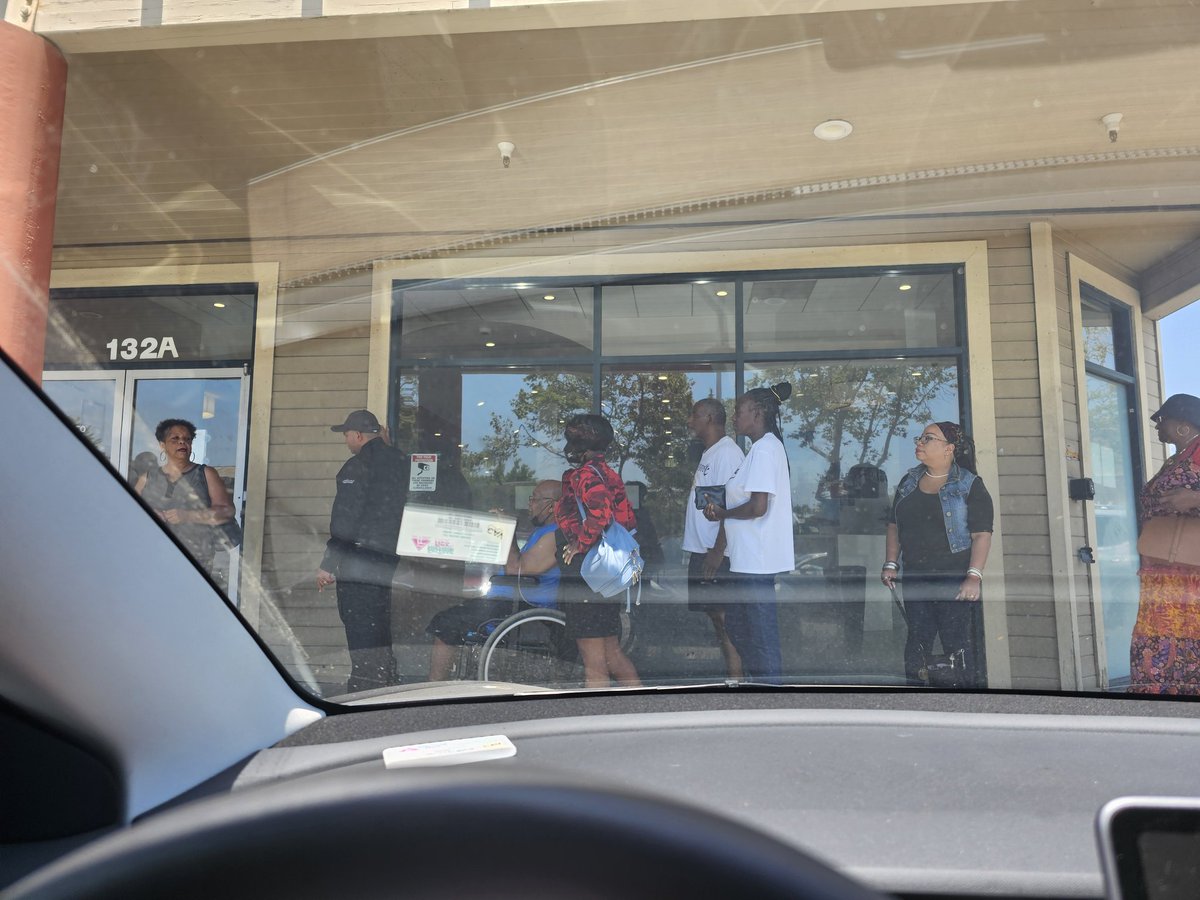 EastOaklandDad's tweet image. Adding injury to insult, #Patelco members are forced to wait outside the branch, in hot weather, while the lobby is virtually empty. @PatelcoPays