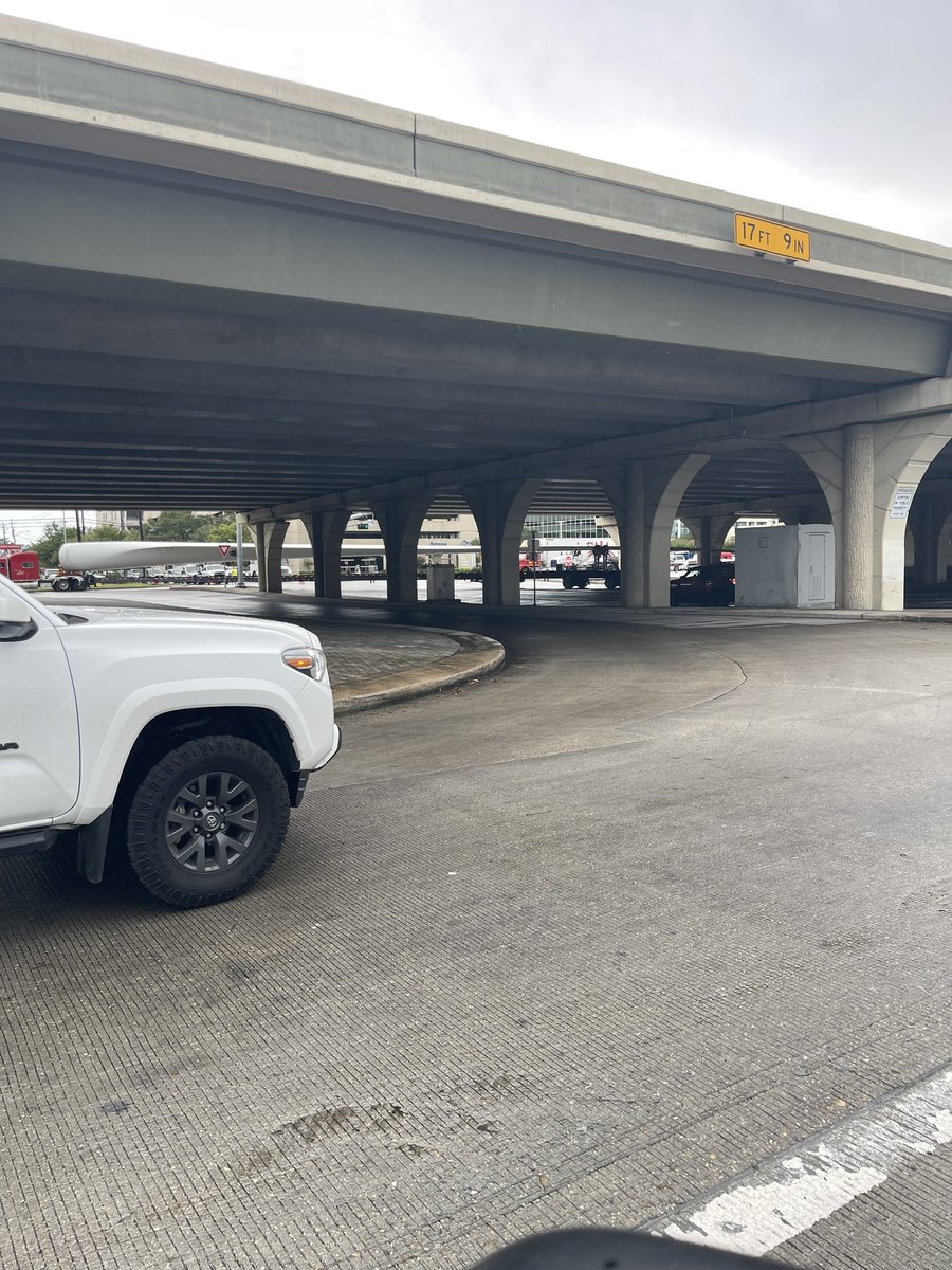5irvines's tweet photo. @TxDOT @cityofhoustontx 
How do 3 100’ wind turbine blades not have a police escort and have the ability to make a U turn at Ella and 610 north!? UNBELIEVABLE!! https://t.co/csZCzO2xzF
