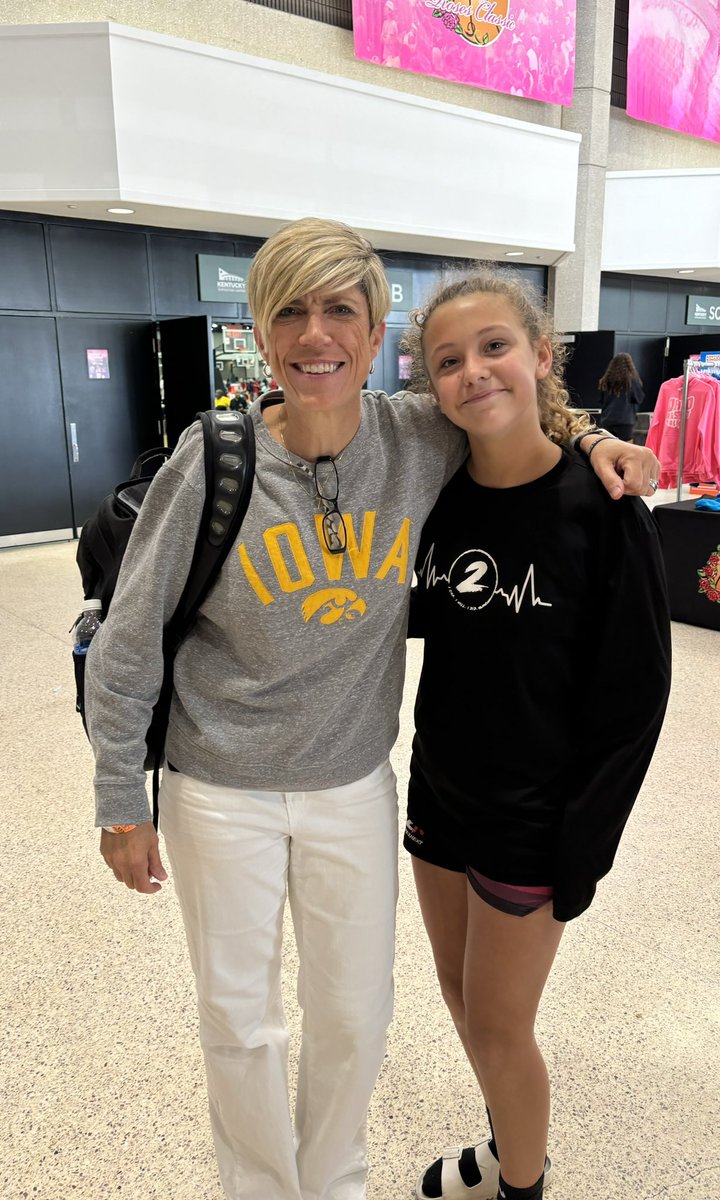 tscherzinger09's tweet photo. @sophias2029 was a little star struck today @TFNsRun4Roses when she got to meet @IowaWBB coach Jan Jenson. https://t.co/UUnkEYyRk6