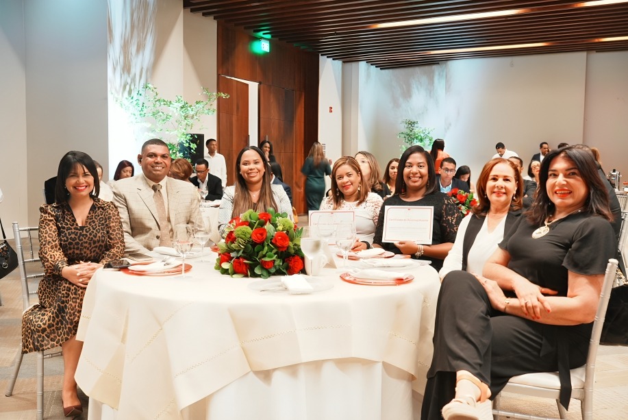 notamedicado's tweet photo. MAPFRE RD presenta conferencia «Líderes disruptivos en el mundo asegurador» para intermediarios
https://t.co/S3gvr9dM9N
#notamedica #nm #salud #noticiasdesalud #mapfrerd #conferencia #intermediarios
@MAPFRE https://t.co/paVbfuESrU