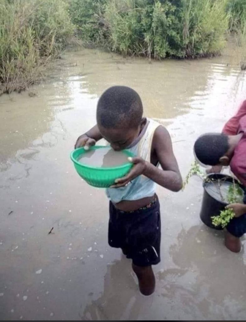 ditowkey's tweet photo. Chaque fois que tu veux voler l'argent du pays, pense à ces enfants qui n'ont que cette eau à boire.🤦🏽‍♂️🤦🏽‍♂️🤦🏽‍♂️🤦🏽‍♂️
@IsralMutombo11 @StanysBujakera @PatrickMuyaya @LukondeSama @MartinFayulu @moise_katumbi @PrimatureRDC @kakese_leon @M_Le_Baron @Presidence_RDC https://t.co/HhrerQigUk