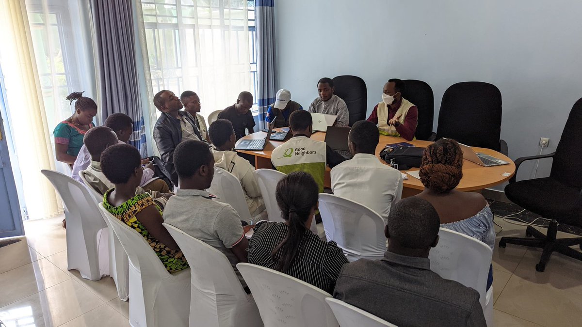 jadohkwizera's tweet photo. In her mission to #bee-come your next #OneStop wellness destination using honey bee Jikoni, today youth beekeepers under #SHORANEZA project from @RwandaNorth learned fondamentals of honey purity and safety. Via the partnership with @WFP, @BeegulfHoney and @GoodNeighbors https://t.co/vM0lDNLK8T