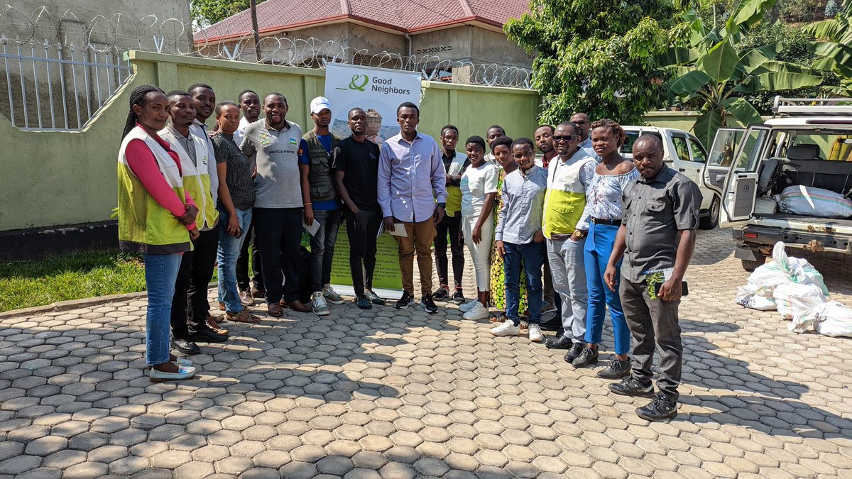 jadohkwizera's tweet photo. In her mission to #bee-come your next #OneStop wellness destination using honey bee Jikoni, today youth beekeepers under #SHORANEZA project from @RwandaNorth learned fondamentals of honey purity and safety. Via the partnership with @WFP, @BeegulfHoney and @GoodNeighbors https://t.co/vM0lDNLK8T
