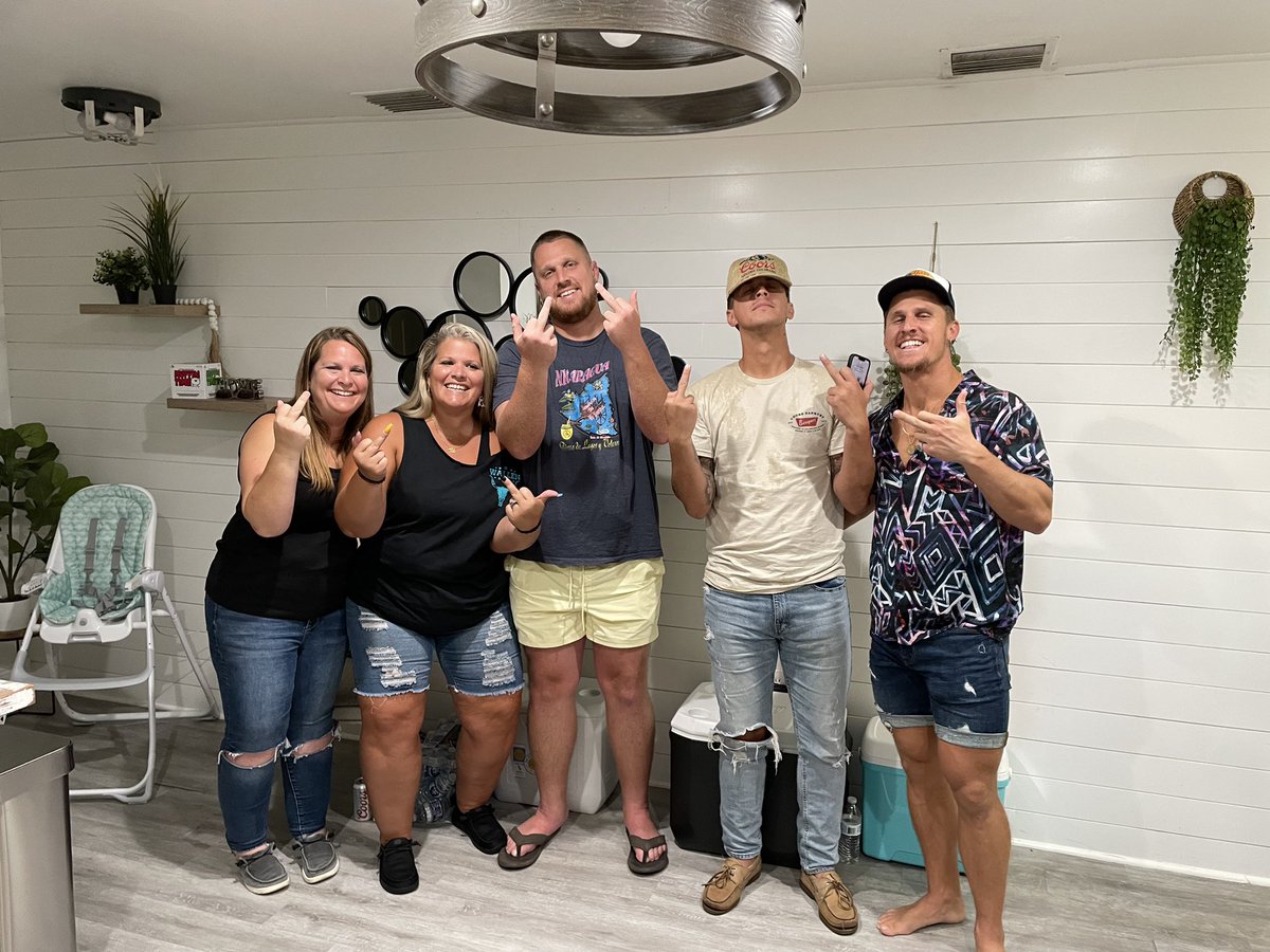 thejohnzambito's tweet photo. @MorganWallen At least they’re smiling. #hecanceledagain https://t.co/sSzYLedRLM