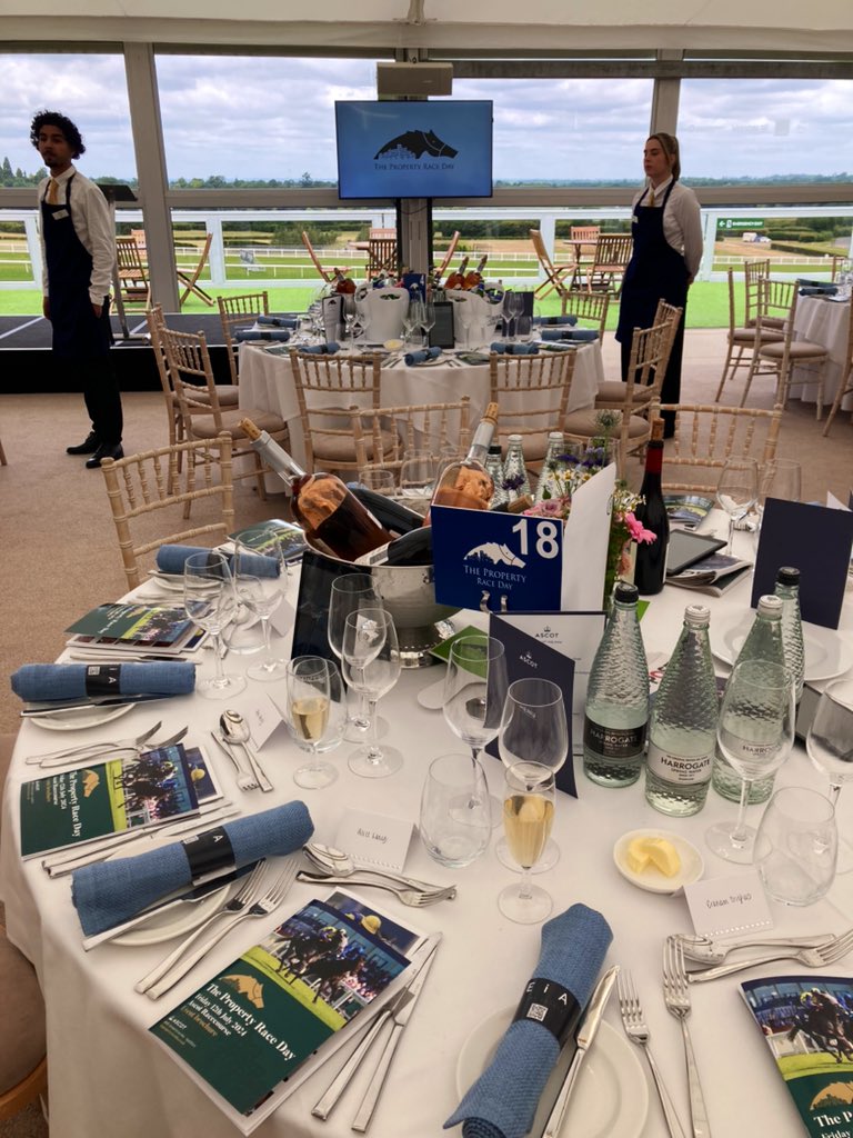 alicelamb84's tweet photo. A fabulous Friday @Ascot for @propertyraceday &amp; proud to represent @LandAid as principle charity partner. 

Joined this year by @NHyouthcentre who will be benefiting from the funds raised at the event - providing vital support for young people facing homelessness. 

🎩🥂🐎 https://t.co/DXeVzr9YKt