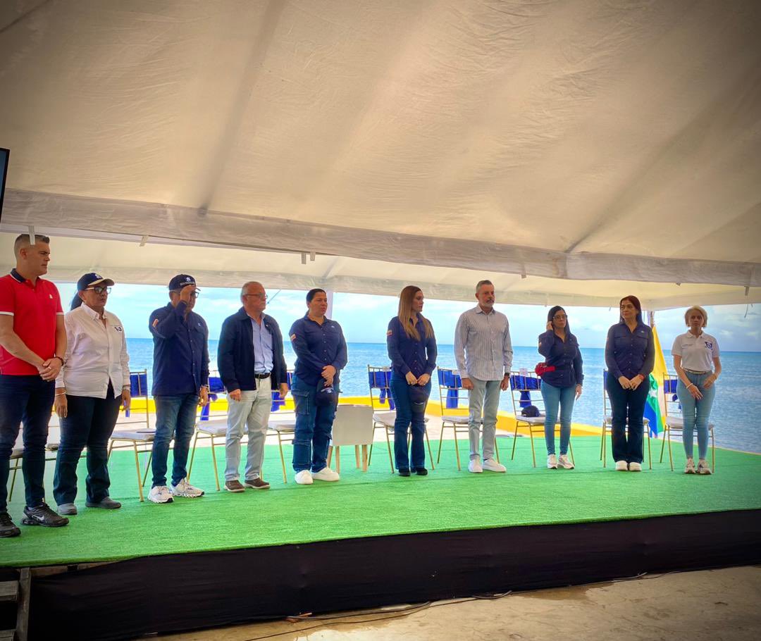 YulArmas_'s tweet photo. Jornada del Tribunal Móvil en #JuanGriego, desde la Plaza Arismendi con la presencia de la Magistrada @BeatrizRabg Pdta. Del @TSJ_Venezuela y el Dip. @AlessandrelloCG enlace político del @PartidoPSUV en #NuevaEsparta atendiendo directamente a nuestro pueblo.

#LaPoesíaNosUne https://t.co/8wt8OPOKiB