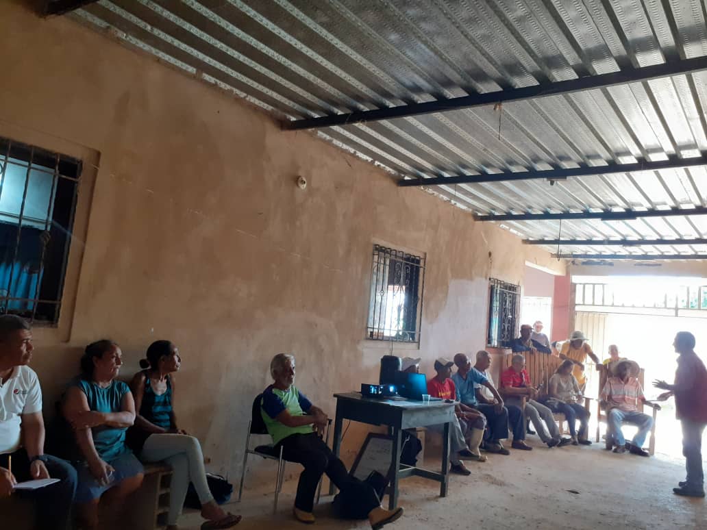 Con el fin de reforzar los conocimientos de nuestros productorxs, desde el asentamiento campesino Valles de Tucutunemo, 17 agricultorxs del Consejo Campesino El Ancón Productivo Ezequiel Zamora Correa, recibieron formación a través del seminario Agua Vida y Comunidad.