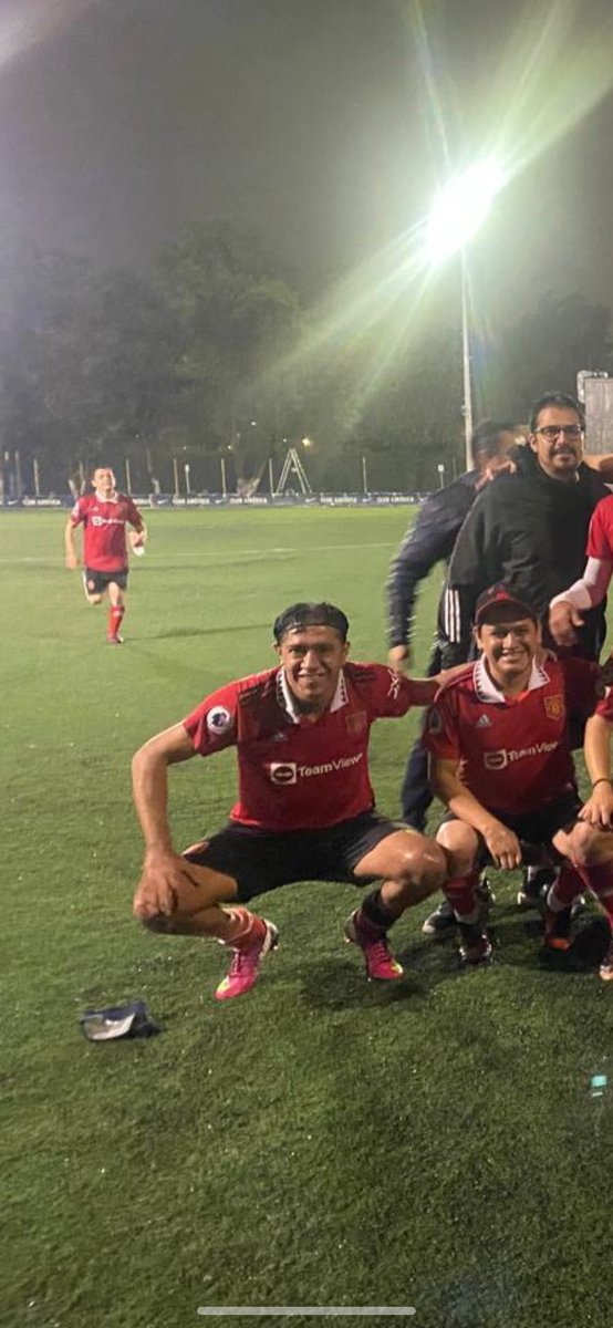 Aguanten que falta uno

En ese momento Luis, sintió el verdadero terror (de no salir en la foto del campeón)