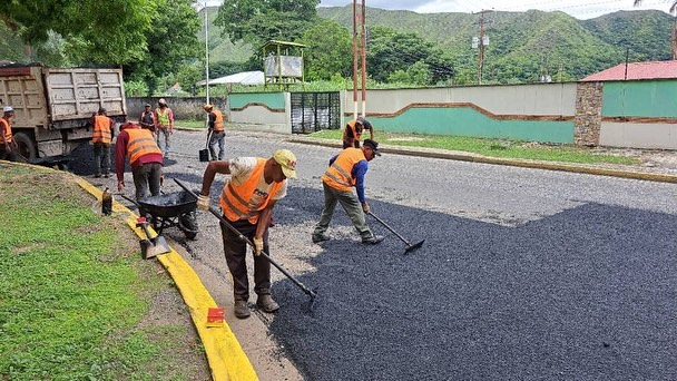 Continuamos consolidando la vialidad en todo nuestro municipio Girardot. Avanzando con las labores de colocación de asfalto en la Av. Las Delicias.

 ¡Seguimos Trabajando! 

<a href="/NicolasMaduro/">Nicolás Maduro</a>
<a href="/Soykarinacarpio/">Karina Carpio</a> 

#Maracay