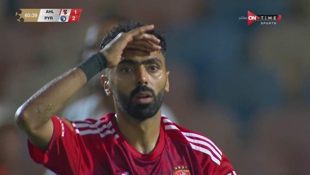 في اللقطه دي الشحات كان بيدور علي الشيبي
