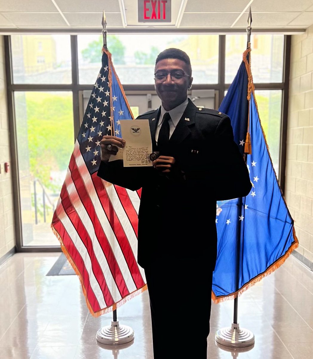KeydetsHockey's tweet photo. Congratulations to VMI Ice Hockey alum 2LT Major for his commission into the US Air Force!
#RahVaMil #AimHighFlyFightWin https://t.co/JqdWDnBCSz