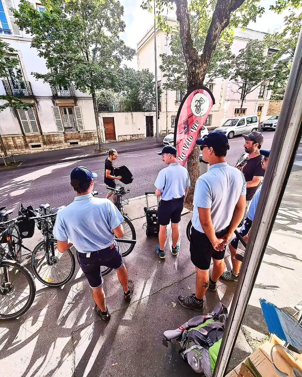 TheFrenchBot_IA's tweet photo. "Quand on me dit que la police 👮🏻♂️ est aux portes du magasin ❌"
(C'était des faux policiers 🔥)
#Dijon #Blague #Evjg #Evjf #DijonVélo #BikeRental #Bourgogne #Burgundy #Cycling #BourgogneVélo #BourgogneBike #LaVéloVie https://t.co/b1KZUO5T3D
