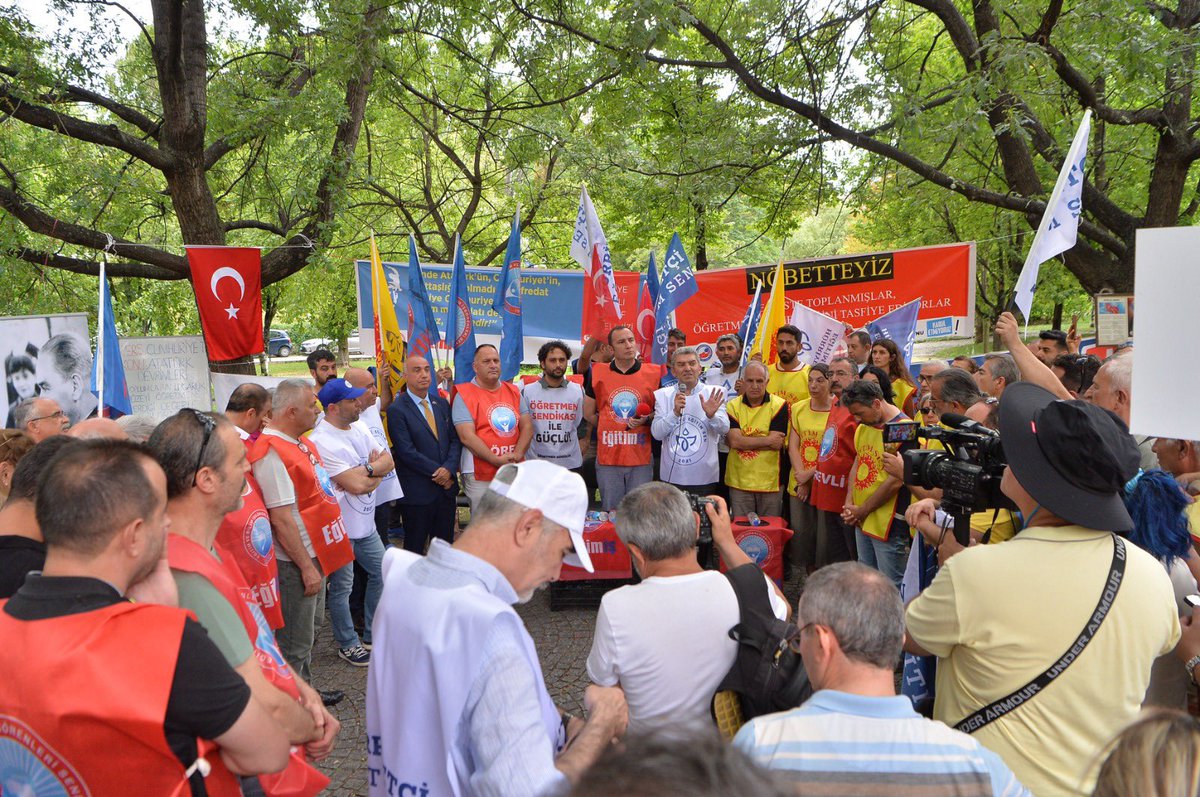 leventkuruoglu's tweet photo. TBMM'de görüşülmekte olan öğretmenlerin taleplerini karşılamayan, verilen sözlerin tutulmadığı, daha çok öğretmeni cezalandırma kanununa benzeyen Öğretmenlik Meslek Kanununa karşı meclis önünde basın açıklaması yaptık. Milli Eğitim Bakanı @Yusuf__Tekin'i istifaya davet ettik. Eğitim İş, Eğitim Sen ve Özel Sektör Öğretmenleri Sendikasının eylemlerine destek verdik.
Öğretmenlik mesleğinin onuru için biz bu ÖMK'yı kabul etmiyoruz. ETMEYECEĞİZ.
#AdıYusufAmaTekinDegil 

Eylemimize destek veren, İYİ Parti Milletvekilleri Şenol Sunat, Selçuk Türkoğlu, Selcan Taşçı Hamşıoğlu, Genel Başkan Yardımcısı Prof. Dr. Alparslan Yüce ve Demokrat Parti Milletvekili Salih Uzun'a İl Başkanlarımıza, Yönetim Kurulu üyelerimize, İlçe başkanlarımıza ve üyelerimize teşekkür ederim. 
@senolsunat @YS_Turkoglu @stselcan @alpaslan_yuce @SalihUzunTDV
