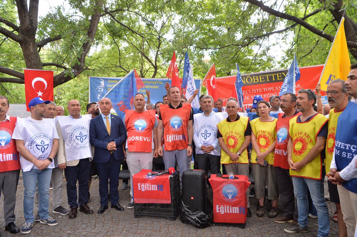 TBMM'de görüşülmekte olan öğretmenlerin taleplerini karşılamayan, verilen sözlerin tutulmadığı, daha çok öğretmeni cezalandırma kanununa benzeyen Öğretmenlik Meslek Kanununa karşı meclis önünde basın açıklaması yaptık. Milli Eğitim Bakanı <a href="/Yusuf__Tekin/">Yusuf Tekin</a>'i istifaya davet ettik.