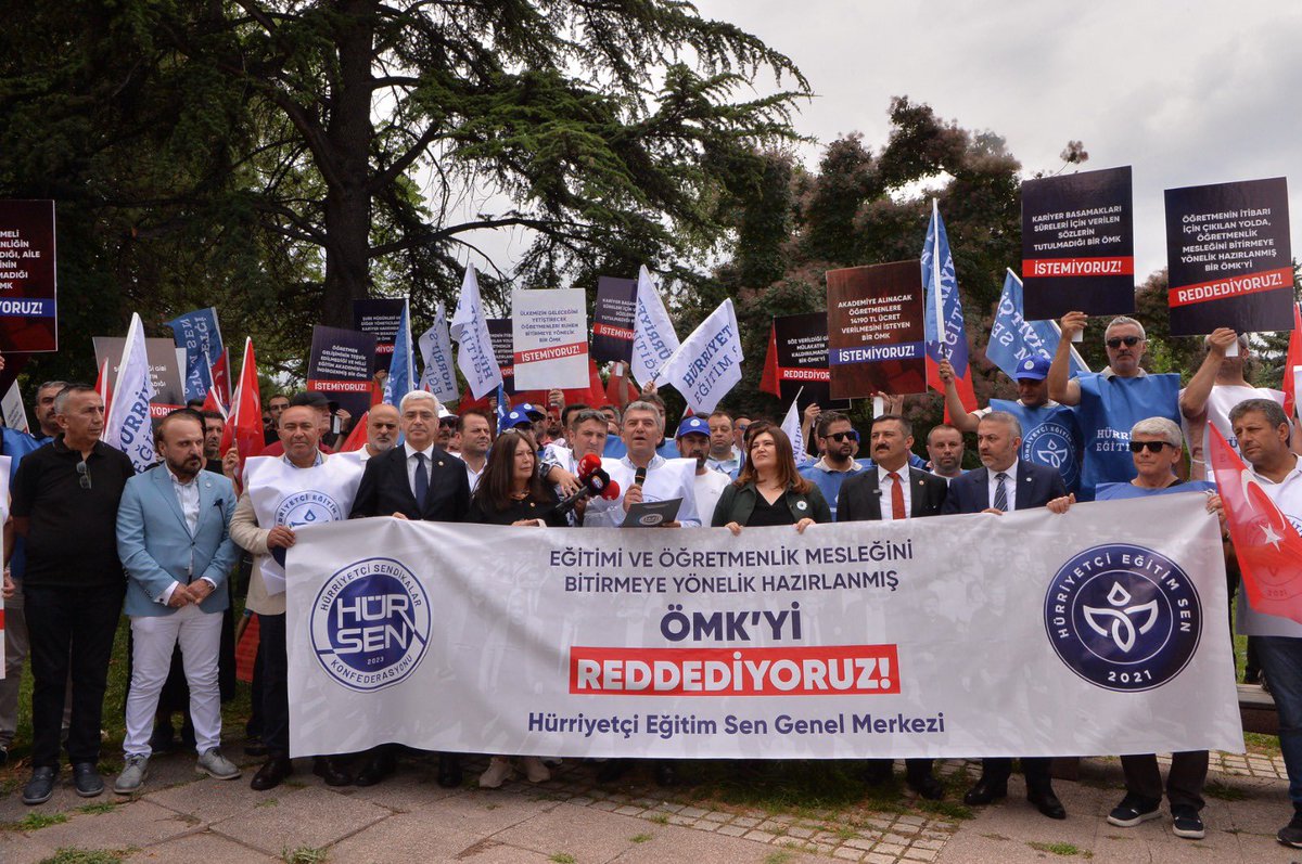 leventkuruoglu's tweet photo. TBMM'de görüşülmekte olan öğretmenlerin taleplerini karşılamayan, verilen sözlerin tutulmadığı, daha çok öğretmeni cezalandırma kanununa benzeyen Öğretmenlik Meslek Kanununa karşı meclis önünde basın açıklaması yaptık. Milli Eğitim Bakanı @Yusuf__Tekin'i istifaya davet ettik. Eğitim İş, Eğitim Sen ve Özel Sektör Öğretmenleri Sendikasının eylemlerine destek verdik.
Öğretmenlik mesleğinin onuru için biz bu ÖMK'yı kabul etmiyoruz. ETMEYECEĞİZ.
#AdıYusufAmaTekinDegil 

Eylemimize destek veren, İYİ Parti Milletvekilleri Şenol Sunat, Selçuk Türkoğlu, Selcan Taşçı Hamşıoğlu, Genel Başkan Yardımcısı Prof. Dr. Alparslan Yüce ve Demokrat Parti Milletvekili Salih Uzun'a İl Başkanlarımıza, Yönetim Kurulu üyelerimize, İlçe başkanlarımıza ve üyelerimize teşekkür ederim. 
@senolsunat @YS_Turkoglu @stselcan @alpaslan_yuce @SalihUzunTDV