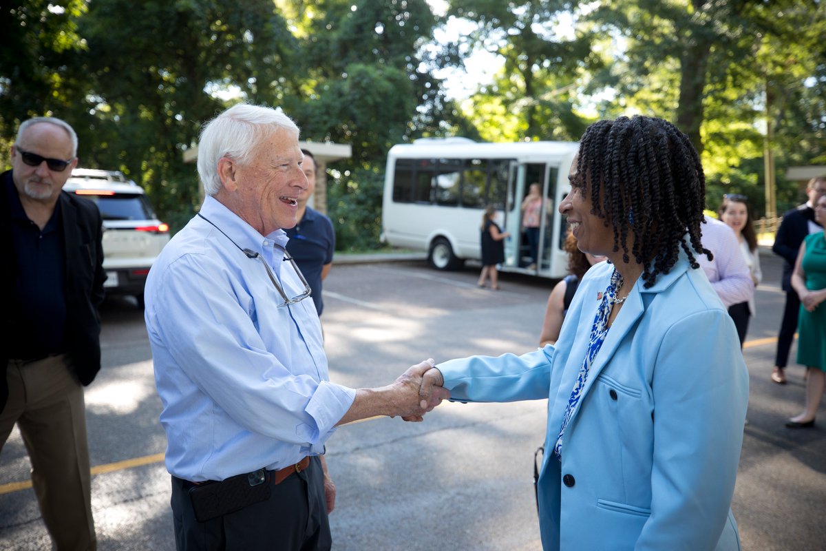 SenatorWicker's tweet photo. Today, I hosted the Assistant Secretary of Defense for Science and Technology, Aprille Ericsson, in Vicksburg to visit the U.S. Army Corps of Engineers innovation headquarters, called the Engineer Research and Development Center (ERDC). (2/4) https://t.co/yLqw4RwXDT
