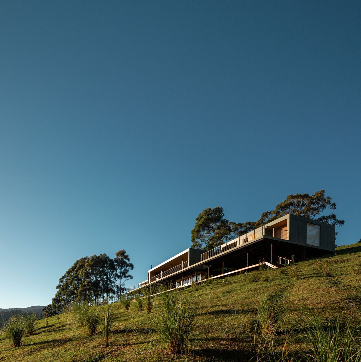 Architecture: Mantiqueira #house / SysHaus + M Magalhães Estúdio: With a linear extension of 53 meters and freely positioned on a plot in the Serra da Mantiqueira, Casa Mantiqueira stands out as a horizontal element in the #landscape that spans the… bit.ly/4f3koeg