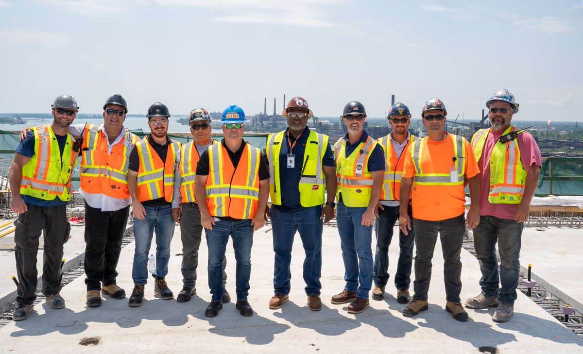 GordieHoweBrg's tweet photo. LiUNA Local 625 🇨🇦 and Laborers Local 1191 🇺🇸 gathered on the #GordieHoweBridge deck today to celebrate their work on the project and the bridge deck connection. #DeckConnect https://t.co/MrbaDm7hVy