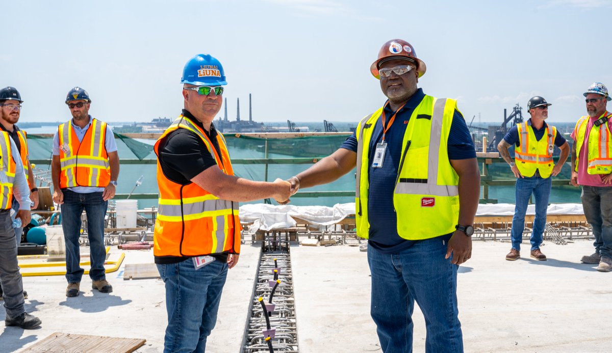 GordieHoweBrg's tweet photo. LiUNA Local 625 🇨🇦 and Laborers Local 1191 🇺🇸 gathered on the #GordieHoweBridge deck today to celebrate their work on the project and the bridge deck connection. #DeckConnect https://t.co/MrbaDm7hVy