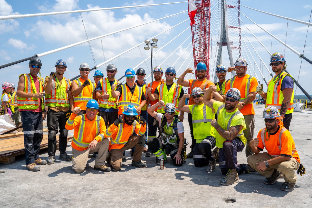 GordieHoweBrg's tweet photo. LiUNA Local 625 🇨🇦 and Laborers Local 1191 🇺🇸 gathered on the #GordieHoweBridge deck today to celebrate their work on the project and the bridge deck connection. #DeckConnect https://t.co/MrbaDm7hVy