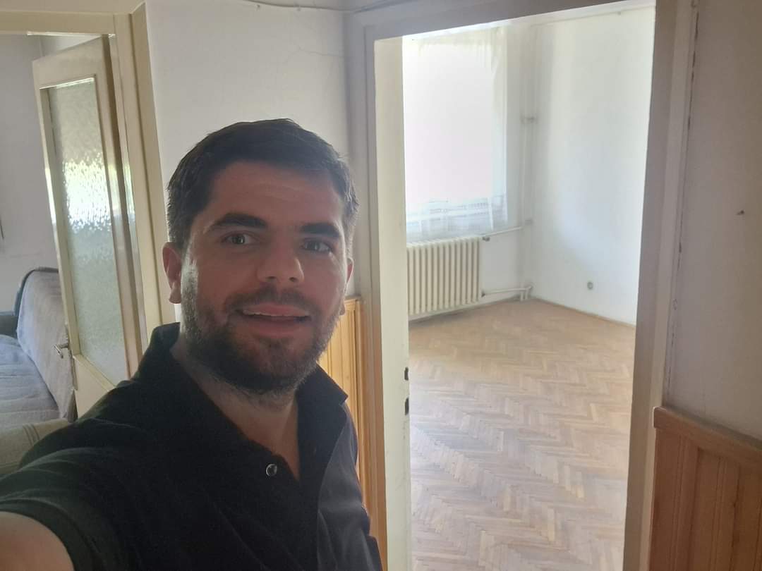 Dardha93's tweet photo. Për herë të parë pas 24 vitesh Artan Xhaka është rikthyer në banesën e tij në veri të Mitrovicës e cila ishte uzurpuar nga serbët.

✅️🇽🇰 https://t.co/25uBkSmRm0