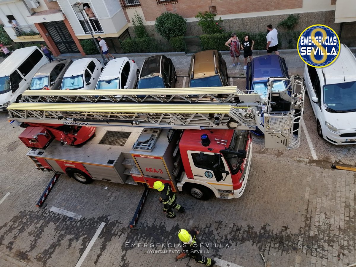 EmergenciasSev's tweet photo. 🔴18:30 h. Tres menores rescatados ilesos y tres personas asistidas in situ al inhalar humos en el incendio de una vivienda en calle Coral. #Sevilla.
Intervino #PoliciaSevilla, @policia, #UMIES y #E061
#SeguridadCiudadana @Ayto_Sevilla https://t.co/hkcjpLDAWC