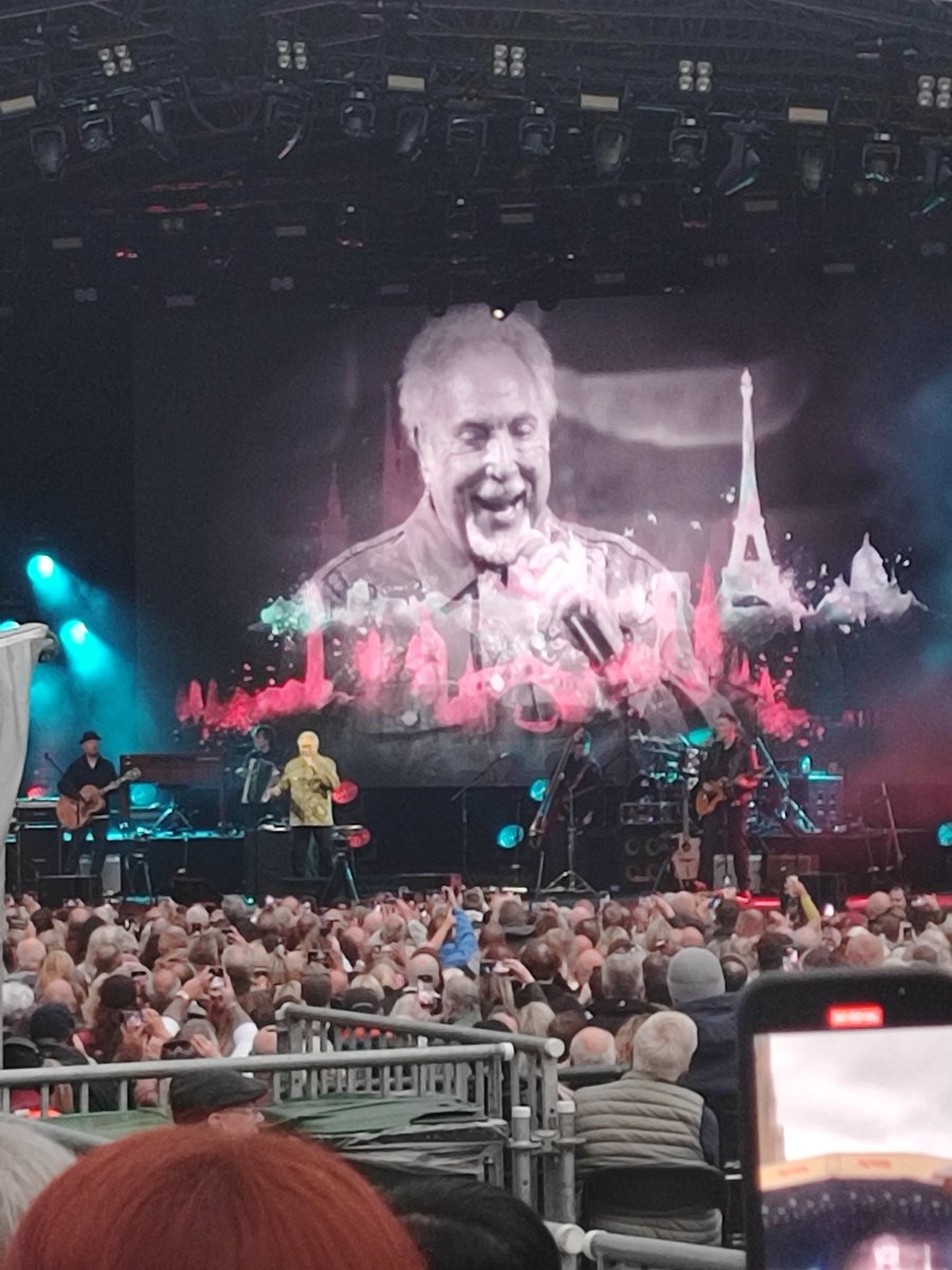 NigelDeans's tweet photo. @CCfunkandsoul at the Piece Hall in Halifax with Tom Jones and he said his first recording contract was in 1964. Can you believe he was starting out in the year you were born. That's just blown my mind 😜 https://t.co/KKXhsqOsmH