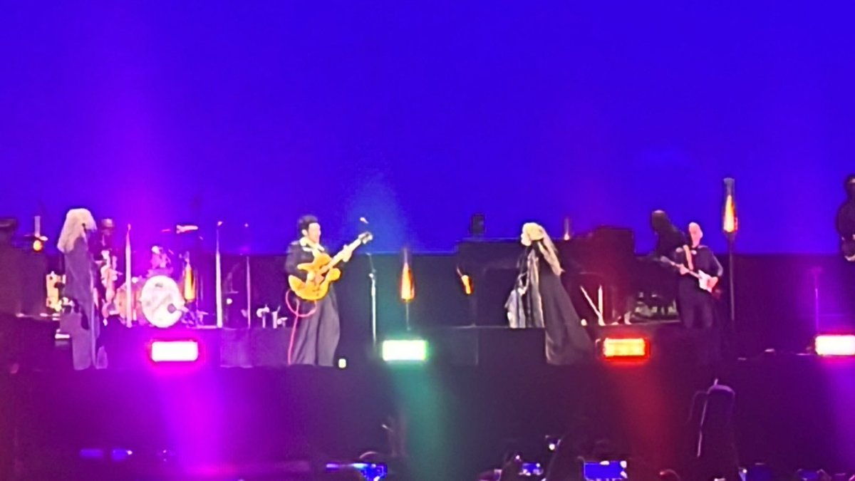 At ⁦<a href="/BSTHydePark/">BST Hyde Park</a>⁩ and Stevie Nicks brings out Harry Styles!