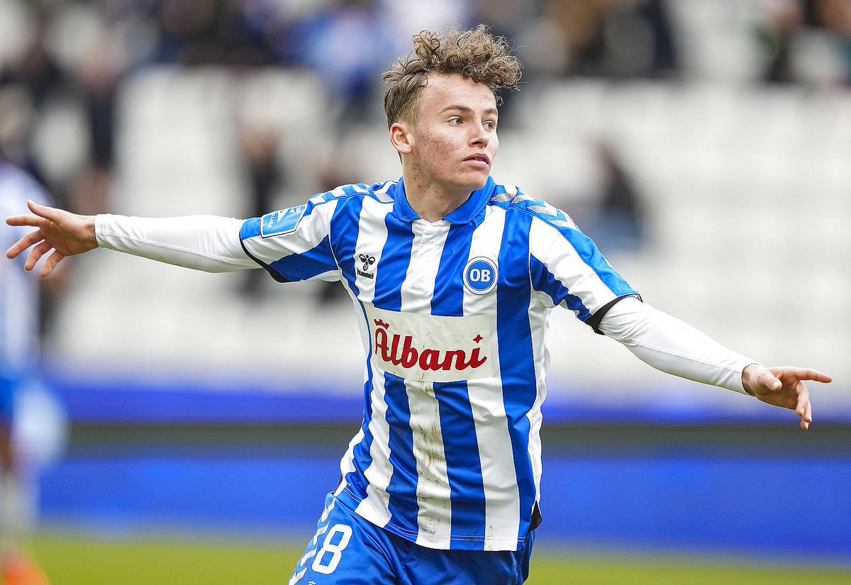 reportstare's tweet photo. DETAILED PLAYER ANALYSIS #1
FROM EREDIVISIE, #JakobBreum

The Danish left-winger, who is only 20 years old, slightly differs from the classic left-wingers. 

A THREAD++ https://t.co/qPvZeviUBa