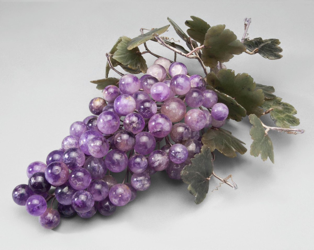 archaeologyart's tweet photo. Amethyst grapes with jade leaves. Culture: China, Qing dynasty, 19th century. https://t.co/fqS096nl7X