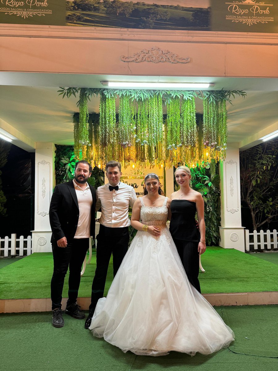 Siyasette beraber yol yürüdüğüm değerli kardeşim Umut ve kıymetli arkadaşım Zehra’nın düğününe katıldık.
Bir ömür boyu mutluluklar dilerim, hayırlı olsun.