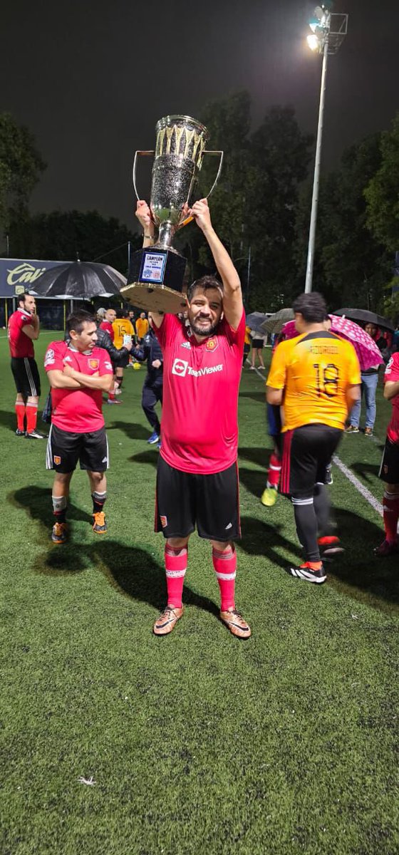 Nuestro capitán <a href="/luisillo_vg/">Luis Vázquez Guzmán</a> levantando la Copa

El jugador con más partidos en la historia de este club

¡Enhorabuena Capitán!