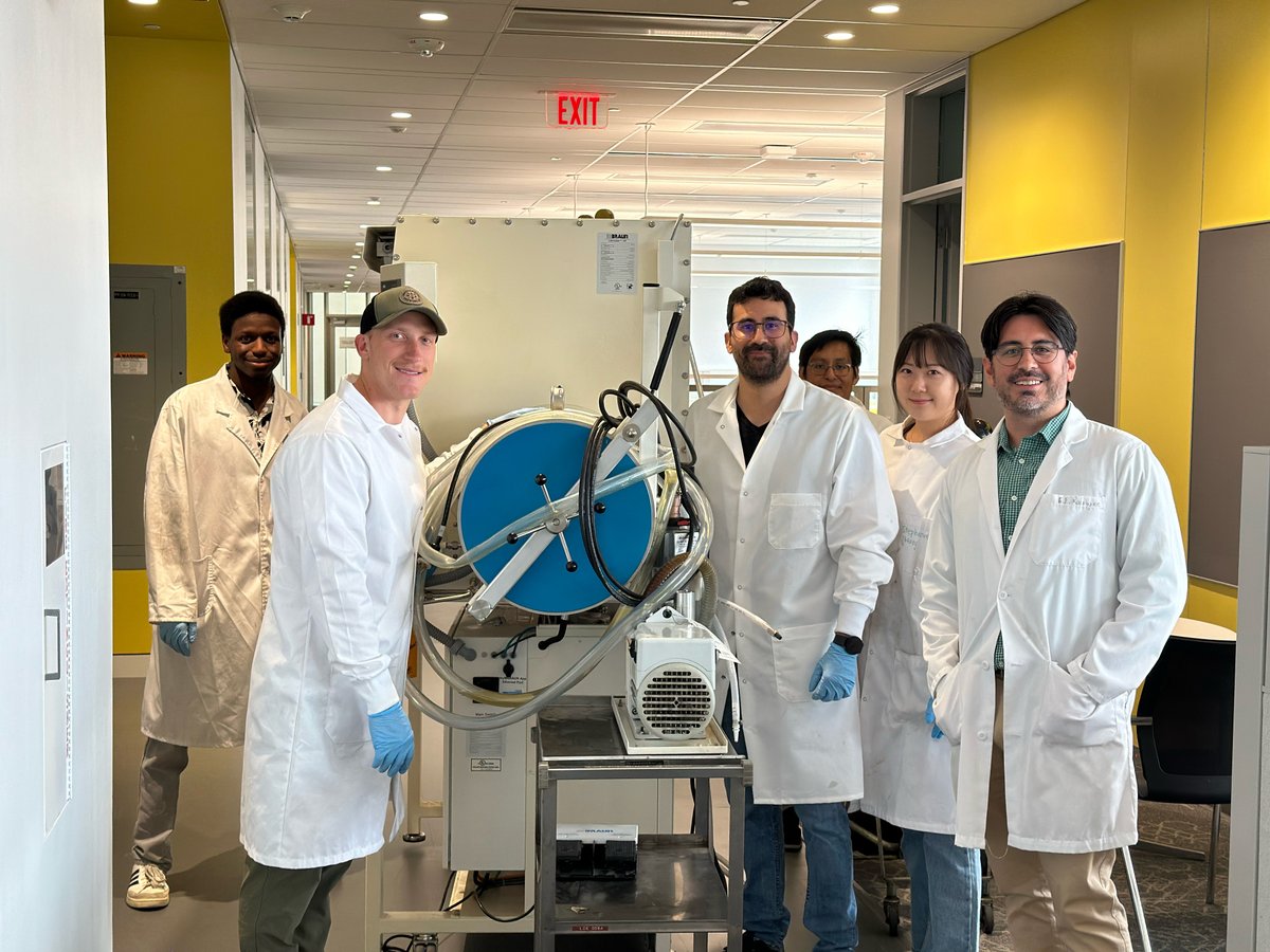 UMDscience's tweet photo. .@ChemBiochemUMD Professor Efrain Rodriguez's lab is the first to move into the new wing of the Chemistry Building!

Efrain and his team of graduate students are excited to move into this state-of-the-art space—more about Efrain's research: https://t.co/YtBLTAD53G https://t.co/9Wb3NixzgR