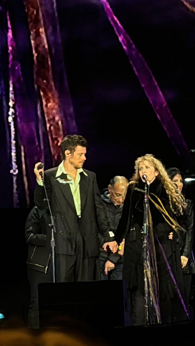 hsdaily's tweet photo. Harry on stage with Stevie Nicks at BST Hyde Park - 12 July (via @martareismatias) https://t.co/QpjXc2prBc