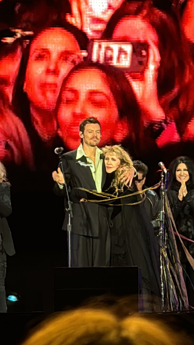 hsdaily's tweet photo. Harry on stage with Stevie Nicks at BST Hyde Park - 12 July (via @martareismatias) https://t.co/QpjXc2prBc